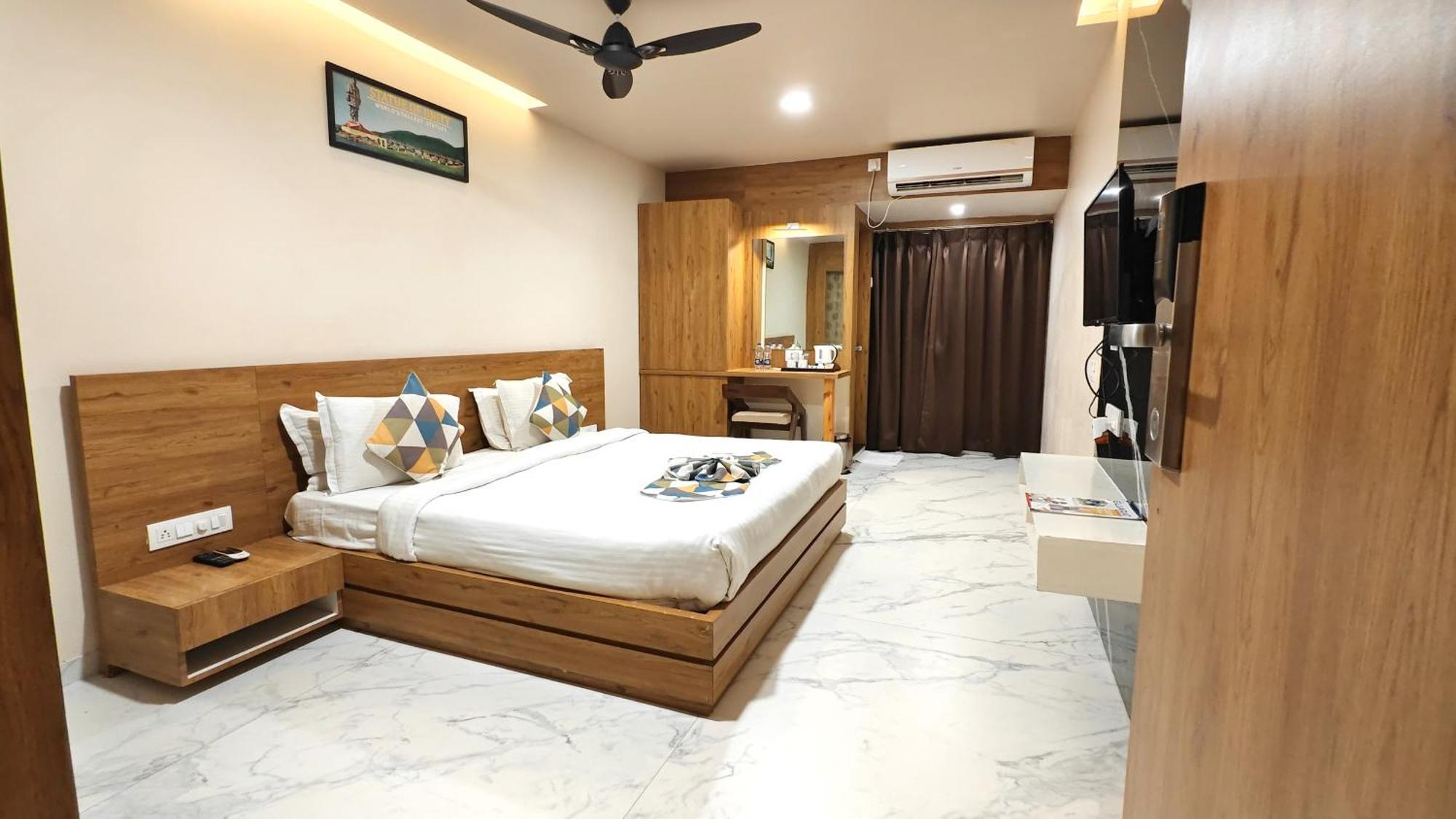 The Sky Imperial Unity Inn Garudeshwar المظهر الخارجي الصورة