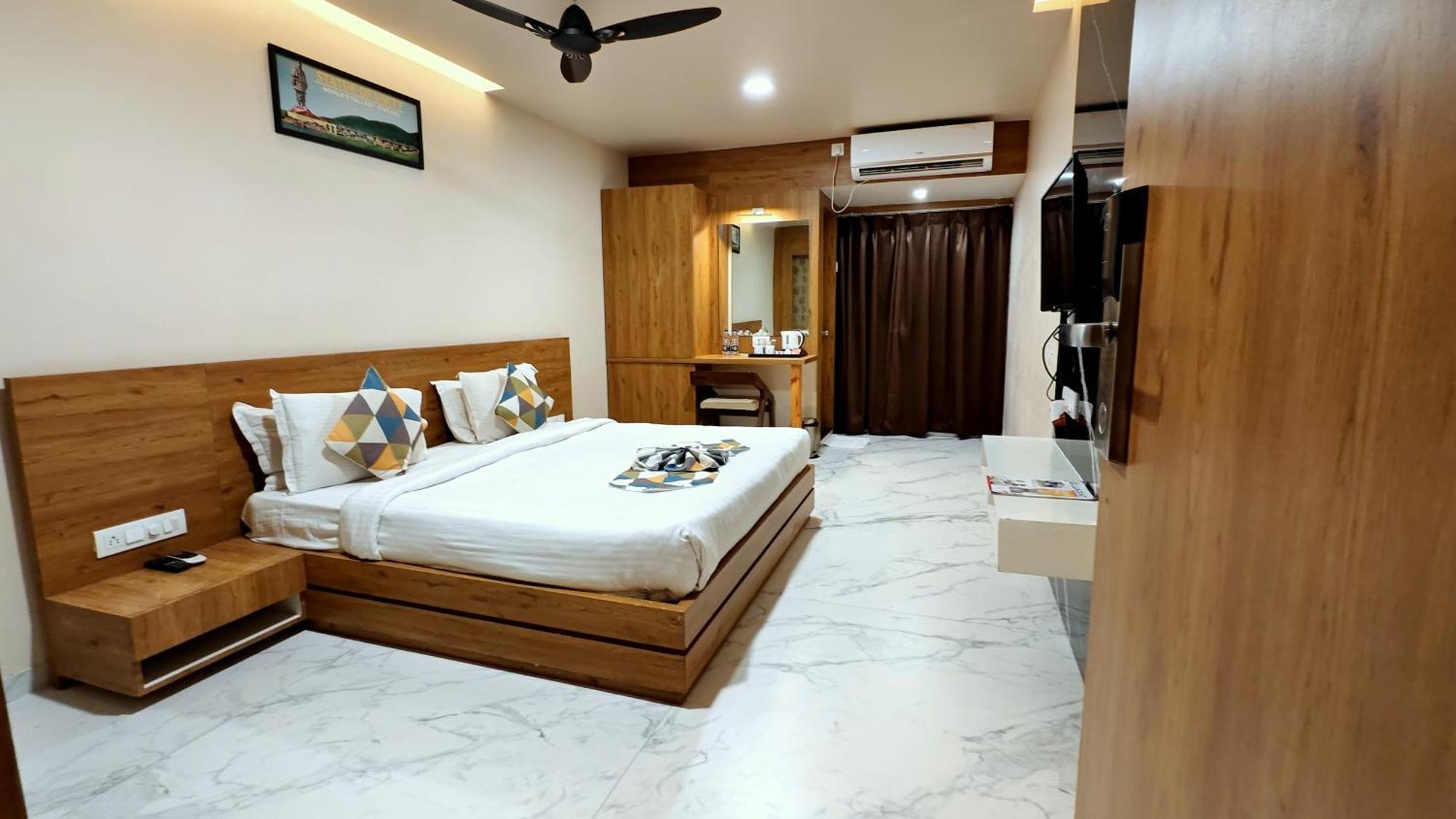 The Sky Imperial Unity Inn Garudeshwar المظهر الخارجي الصورة