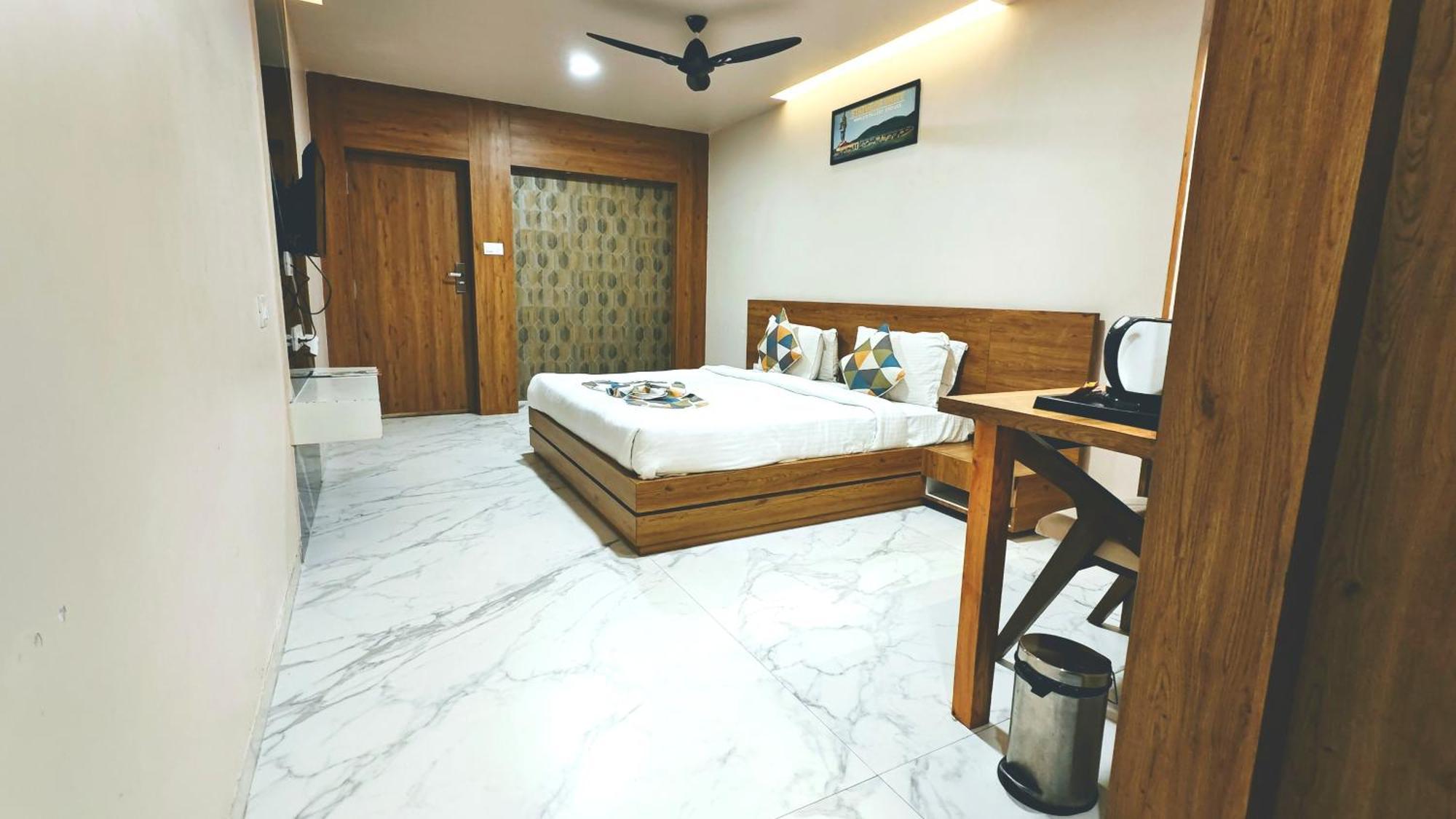 The Sky Imperial Unity Inn Garudeshwar المظهر الخارجي الصورة