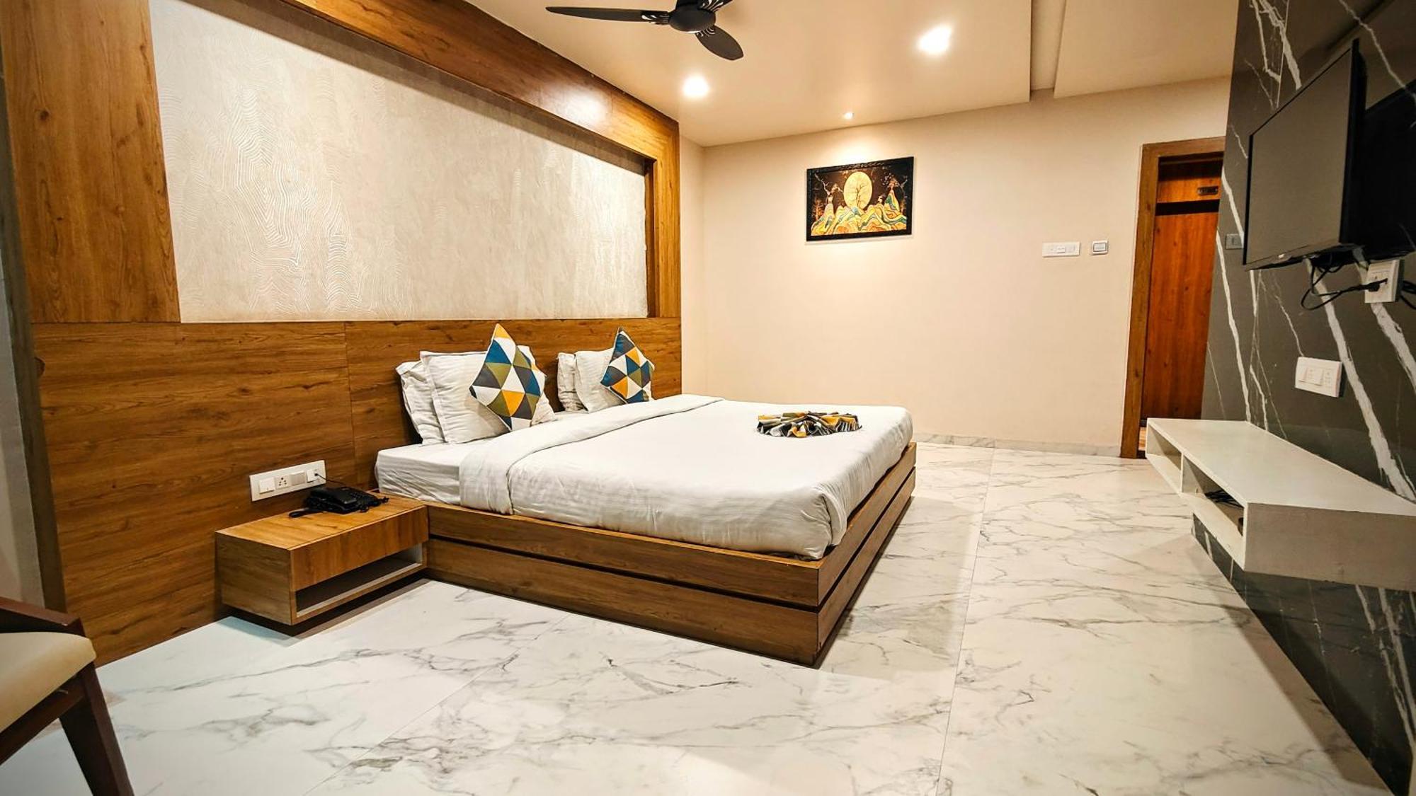 The Sky Imperial Unity Inn Garudeshwar المظهر الخارجي الصورة